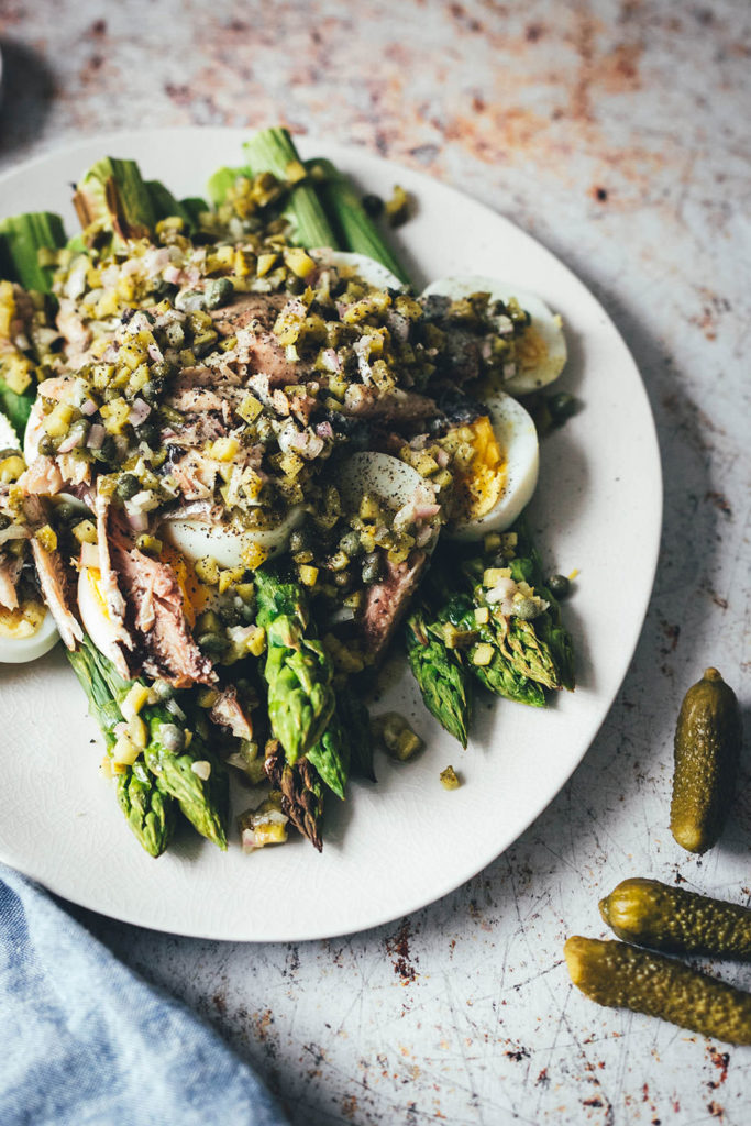 Spargelsalat aus ofengeröstetem grünen Spargel mit Kapern-Vinaigrette ...