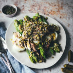 Rezept für würzigen Spargelsalat aus ofengeröstetem grünen Spargel mit einer Kapern-Vinaigrette, Sardinen und Ei. Blitzschnell auf dem Tisch und mit knusprigem Brot und einem Glas kühlen Weißwein perfekt für laue Frühlings- oder Sommerabende auf dem Balkon! Würzige Kapern, Cornichons und Schalotten geben der Vinaigrette Pfiff und harmonieren fantastisch zu den Ölsardinen aus der Dose und dem hart gekochten Ei | moeyskitchen.com