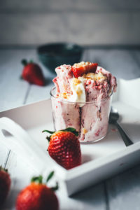 Rezept für selbst gemachte Eisrollen mit der Roll-Eismaschine: Strawberry Cheesecake Ice Cream Rolls mit Keksbröseln lassen sich super einfach zubereiten, sehen toll aus und sind super lecker! | moeyskitchen.com