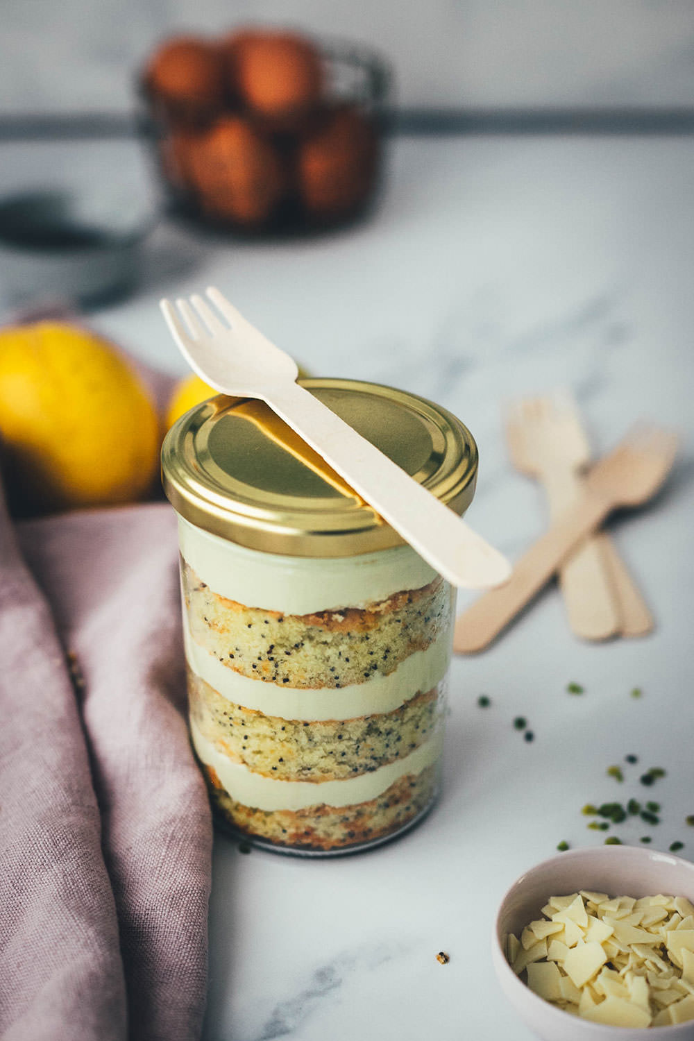 Entzückende Zitronen-Mohn-Törtchen mit weißer Schokoladen-Ganache – als kleine Torte im Einmachglas geschichtet und damit perfekt zum Mitnehmen und Verschenken! Saftiger Rührkuchen wird auf dem Blech gebacken, ausgestochen und abwechselnd mit einer leckeren Schoko-Ganache ins Glas drapiert. Gut verschlossen halten die kleinen Törtchen ein paar Tage im Kühlschrank. Auch perfekt für das Picknick draußen oder einen Spaziergang, zum Beispiel als Geburtstagstorte für eine Person oder einen anderen schönen Anlass. Es gibt immer einen Grund zu feiern! | moeyskitchen.com