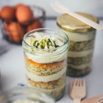 Entzückende Zitronen-Mohn-Törtchen mit weißer Schokoladen-Ganache – als kleine Torte im Einmachglas geschichtet und damit perfekt zum Mitnehmen und Verschenken! Saftiger Rührkuchen wird auf dem Blech gebacken, ausgestochen und abwechselnd mit einer leckeren Schoko-Ganache ins Glas drapiert. Gut verschlossen halten die kleinen Törtchen ein paar Tage im Kühlschrank. Auch perfekt für das Picknick draußen oder einen Spaziergang, zum Beispiel als Geburtstagstorte für eine Person oder einen anderen schönen Anlass. Es gibt immer einen Grund zu feiern! | moeyskitchen.com