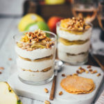 Rezept für super einfaches und leckeres Apfelstrudel-Dessert im Glas – sanft gedünsteter Südtiroler Apfel g.g.A. trifft auf knusprige Strudelteig-Türmchen und sahnige Mascarpone-Vanille-Creme. Garniert mit gerösteten Pinienkernen wird das Dessert ein toller Twist zu klassischem Strudel und italienischen Dessert! | moeyskitchen.com