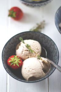 Rezept für cremiges Erdbeer-Balsamico-Eis aus ofengerösteten Erdbeeren | moeyskitchen.com