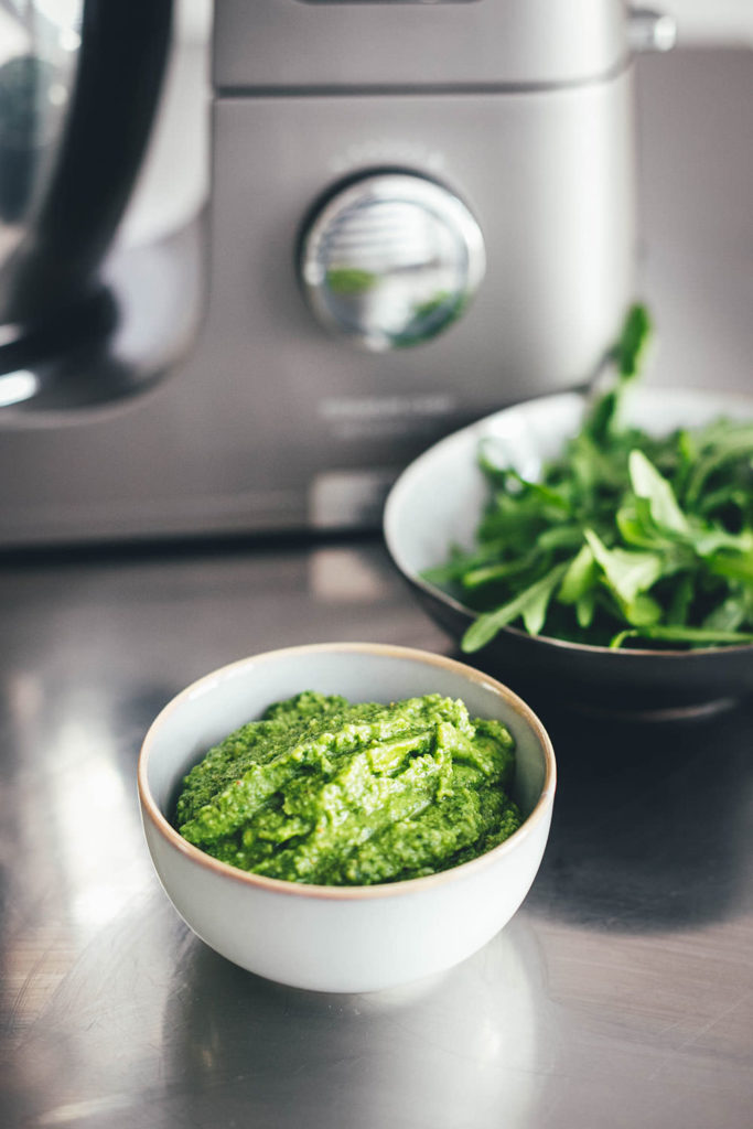 Rezept für Zupfbrot mit Pesto – herzhafte Hefeschnecken mit Mozzarella. Das ist ein fluffiges Hefegebäck perfekt als Beilage zum Grillen oder für den Brunch. Eine tolle deftige Alternative zu süßen Zimtschnecken! | moeyskitchen.com