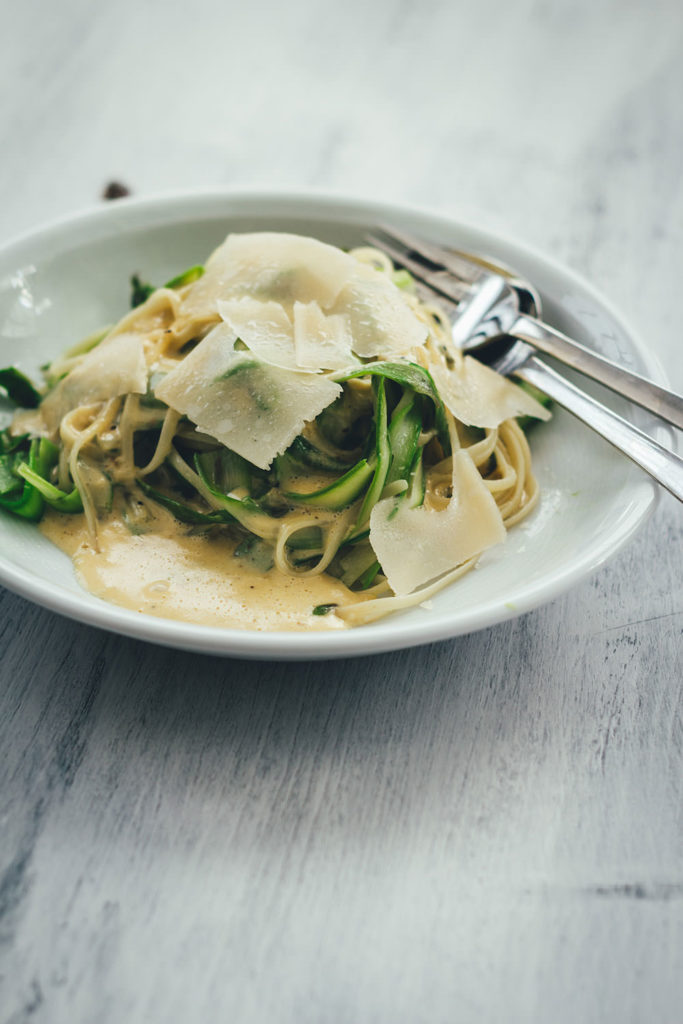Rezept für Linguine mit grünem Spargel und Parmesansauce | vegetarische Rezeptidee für die schnelle Feierabendküche in der Spargelzeit | moeyskitchen.com