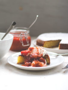 Rezept für saftigen Mandelkuchen mit Rhabarber-Erdbeer-Kompott | moeyskitchen.com