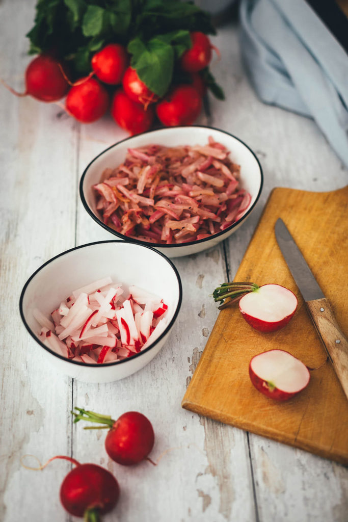 Rezept für wunderbar frühlingsfrischen Obatzda für die ganze Familie! Frühlings-Obatzda mit CHAMPIGNON Camembert Rahm, Frischkäse, grünen Frühlingskräutern und gedünsteten Radieschen. Lecker zu knusprigem Brot zum Sonntagsfrühstück oder zum Abendbrot! | moeyskitchen.com