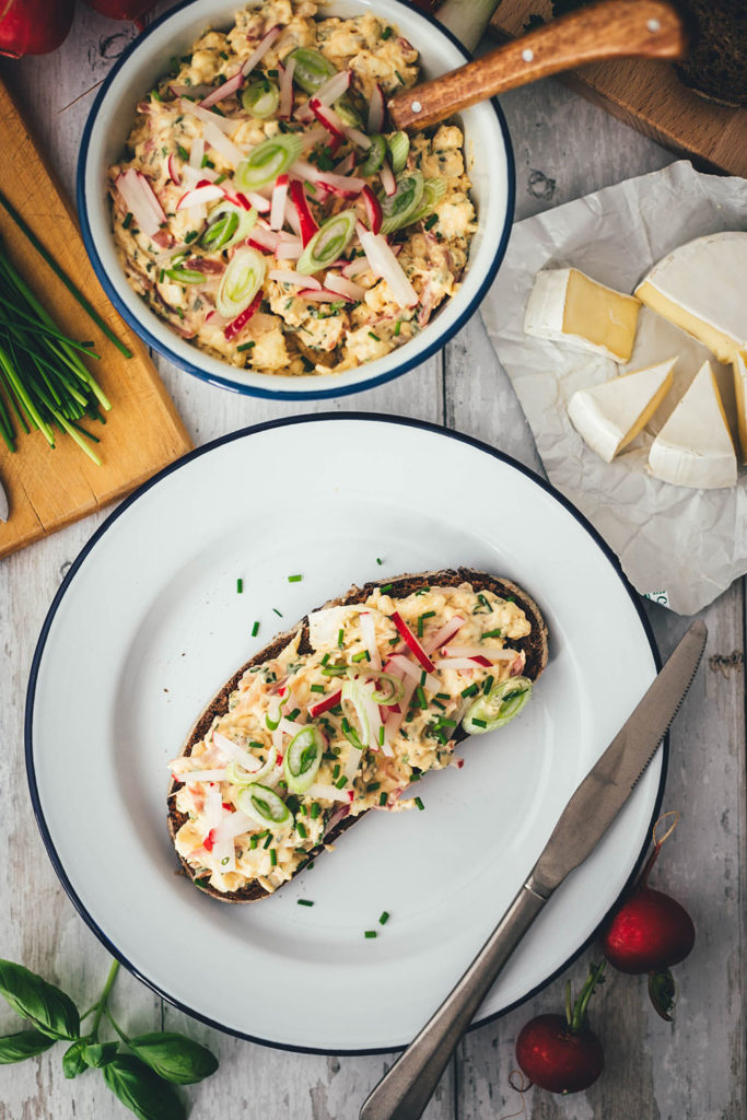 Rezept für wunderbar frühlingsfrischen Obatzda für die ganze Familie! Frühlings-Obatzda mit CHAMPIGNON Camembert Rahm, Frischkäse, grünen Frühlingskräutern und gedünsteten Radieschen. Lecker zu knusprigem Brot zum Sonntagsfrühstück oder zum Abendbrot! | moeyskitchen.com