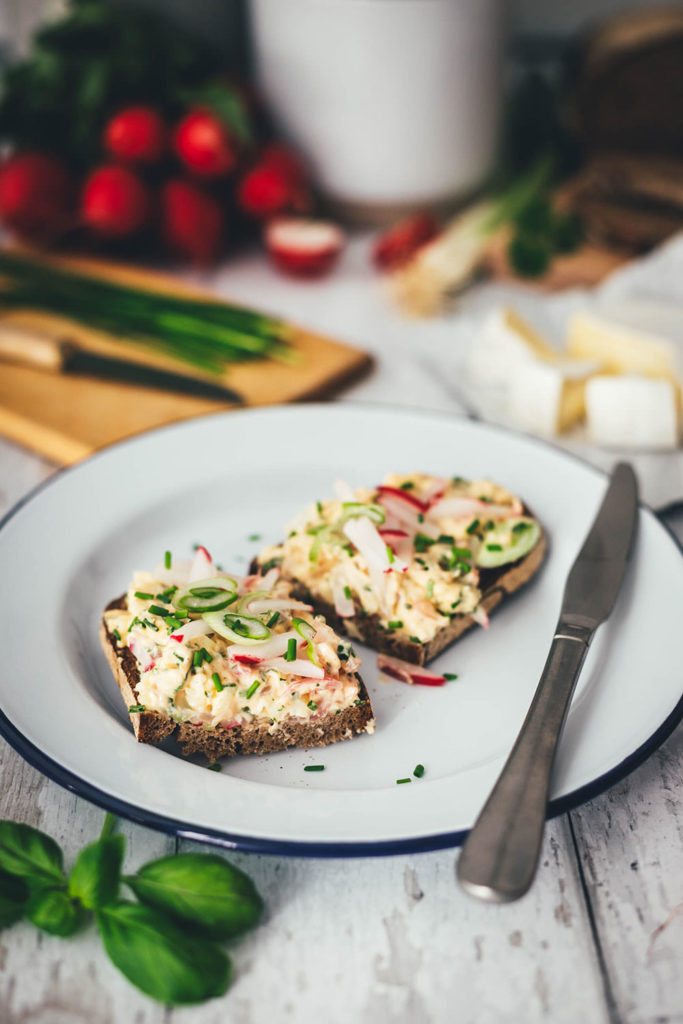 Rezept für wunderbar frühlingsfrischen Obatzda für die ganze Familie! Frühlings-Obatzda mit CHAMPIGNON Camembert Rahm, Frischkäse, grünen Frühlingskräutern und gedünsteten Radieschen. Lecker zu knusprigem Brot zum Sonntagsfrühstück oder zum Abendbrot! | moeyskitchen.com