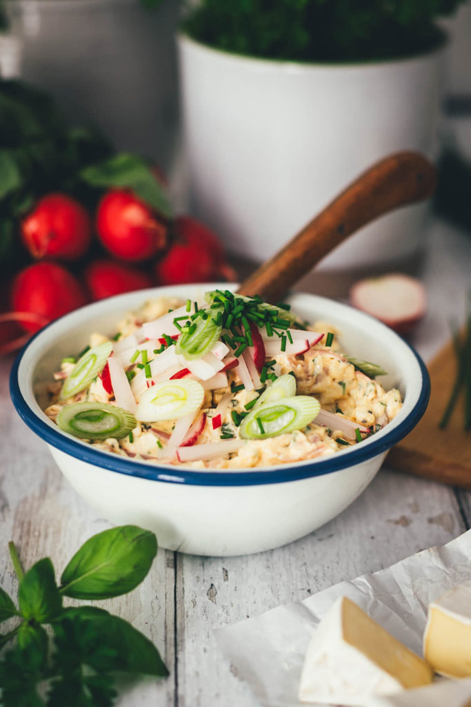 Rezept für wunderbar frühlingsfrischen Obatzda für die ganze Familie! Frühlings-Obatzda mit CHAMPIGNON Camembert Rahm, Frischkäse, grünen Frühlingskräutern und gedünsteten Radieschen. Lecker zu knusprigem Brot zum Sonntagsfrühstück oder zum Abendbrot! | moeyskitchen.com