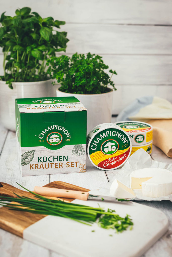 Rezept für wunderbar frühlingsfrischen Obatzda für die ganze Familie! Frühlings-Obatzda mit CHAMPIGNON Camembert Rahm, Frischkäse, grünen Frühlingskräutern und gedünsteten Radieschen. Lecker zu knusprigem Brot zum Sonntagsfrühstück oder zum Abendbrot! | moeyskitchen.com