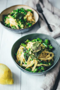 Rezept für frische Pasta mit grünem Spargel, Erbsen und Salbei-Butter | perfekt für die schnelle und vegetarische Feierabend-Küche | moeyskitchen.com