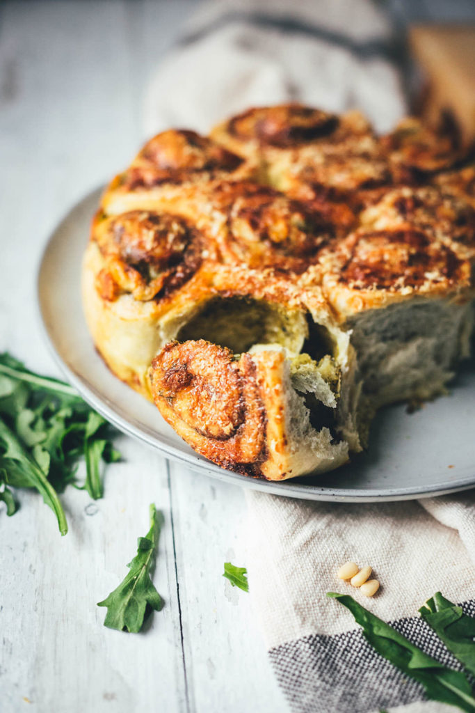 Rezept für Zupfbrot mit Pesto – herzhafte Hefeschnecken mit Mozzarella. Das ist ein fluffiges Hefegebäck perfekt als Beilage zum Grillen oder für den Brunch. Eine tolle deftige Alternative zu süßen Zimtschnecken! | moeyskitchen.com