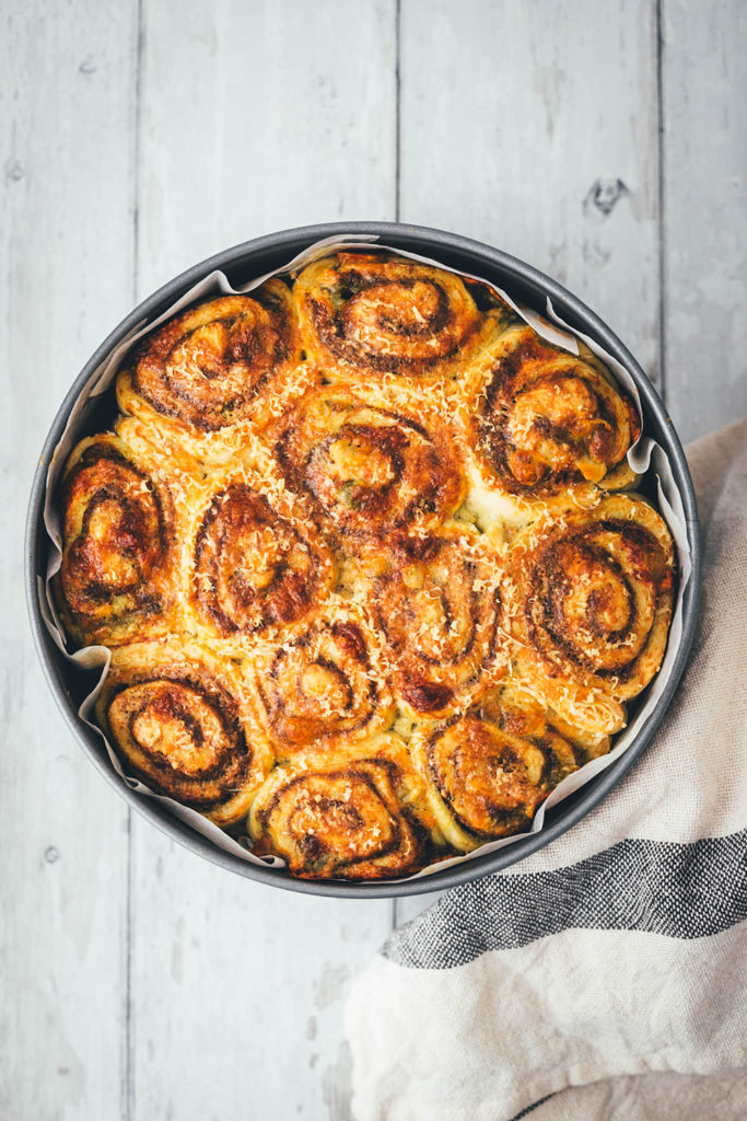 Zupfbrot mit Pesto – herzhafte Hefeschnecken - moey&amp;#39;s kitchen foodblog