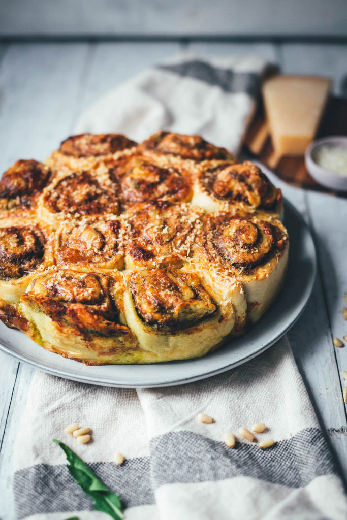 Rezept für Zupfbrot mit Pesto – herzhafte Hefeschnecken mit Mozzarella. Das ist ein fluffiges Hefegebäck perfekt als Beilage zum Grillen oder für den Brunch. Eine tolle deftige Alternative zu süßen Zimtschnecken! | moeyskitchen.com