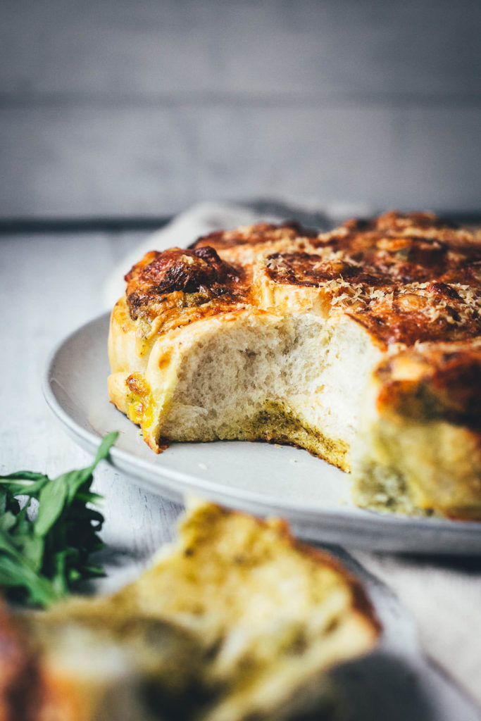Rezept für Zupfbrot mit Pesto – herzhafte Hefeschnecken mit Mozzarella. Das ist ein fluffiges Hefegebäck perfekt als Beilage zum Grillen oder für den Brunch. Eine tolle deftige Alternative zu süßen Zimtschnecken! | moeyskitchen.com