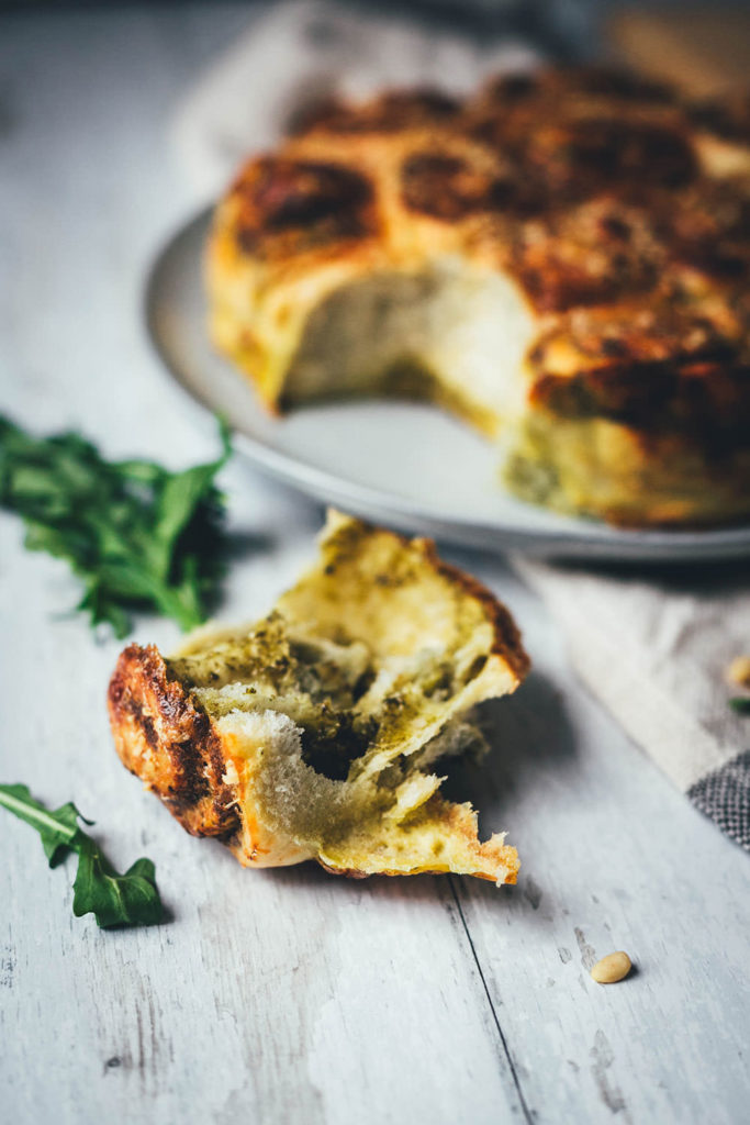 Rezept für Zupfbrot mit Pesto – herzhafte Hefeschnecken mit Mozzarella. Das ist ein fluffiges Hefegebäck perfekt als Beilage zum Grillen oder für den Brunch. Eine tolle deftige Alternative zu süßen Zimtschnecken! | moeyskitchen.com