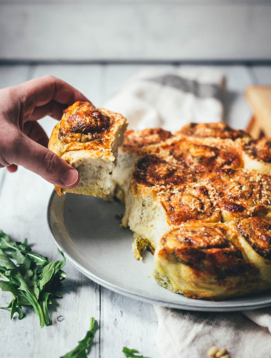 Rezept für Zupfbrot mit Pesto – herzhafte Hefeschnecken mit Mozzarella. Das ist ein fluffiges Hefegebäck perfekt als Beilage zum Grillen oder für den Brunch. Eine tolle deftige Alternative zu süßen Zimtschnecken! | moeyskitchen.com