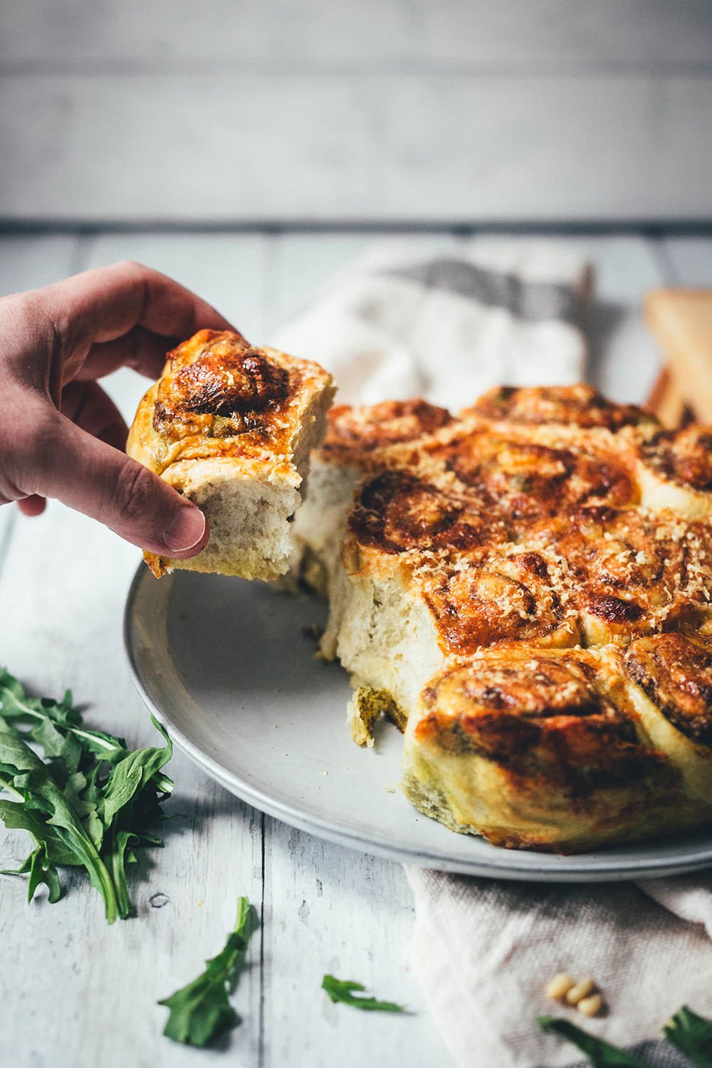 Rezept für Zupfbrot mit Pesto – herzhafte Hefeschnecken mit Mozzarella. Das ist ein fluffiges Hefegebäck perfekt als Beilage zum Grillen oder für den Brunch. Eine tolle deftige Alternative zu süßen Zimtschnecken! | moeyskitchen.com