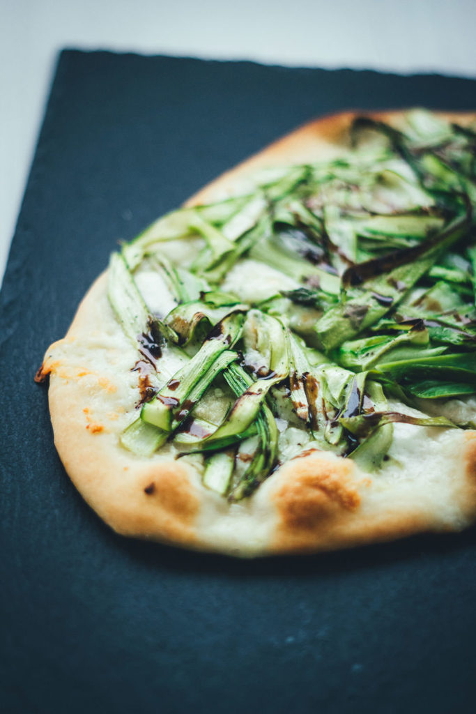 Rezept für leckere Pizza Bianca (weiße Pizza ohne Tomatensauce) mit Büffelmozzarella, Knoblauch und grünem Spargel | moeyskitchen.com