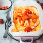 Rezept für luftigen Quark-Auflauf mit Erdbeeren. Leckeres, nicht zu süßes Dessert oder Frühstück für die ganze Familie! Magerquark wird dazu einfach mit Ei und Grieß locker aufgeschlagen und dann mit Erdbeeren in einer Auflaufform gebacken. Anschließend lauwarm mit frischen Erdbeeren serviert, so dass es an einen leckeren, aber unheimlich einfachen Käsekuchen erinnert. | moeyskitchen.com