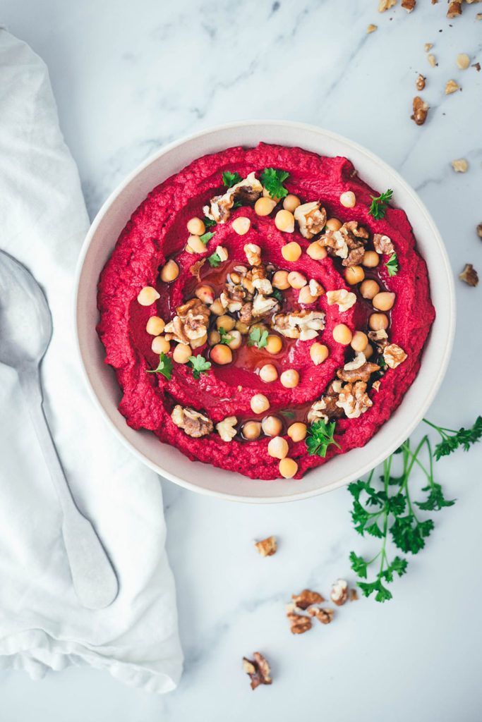 Unkompliziertes Rezept für selbst gemachtes Rote Bete Hummus als Vorspeise oder Beilage. Aus wenigen Zutaten und in kürzester Zeit hergestellt. Perfekt für eine Mezze Platte, als Dip zu knusprigem Brot oder zum Grillen | moeyskitchen.com