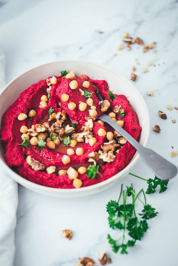 Unkompliziertes Rezept für selbst gemachtes Rote Bete Hummus als Vorspeise oder Beilage. Aus wenigen Zutaten und in kürzester Zeit hergestellt. Perfekt für eine Mezze Platte, als Dip zu knusprigem Brot oder zum Grillen | moeyskitchen.com