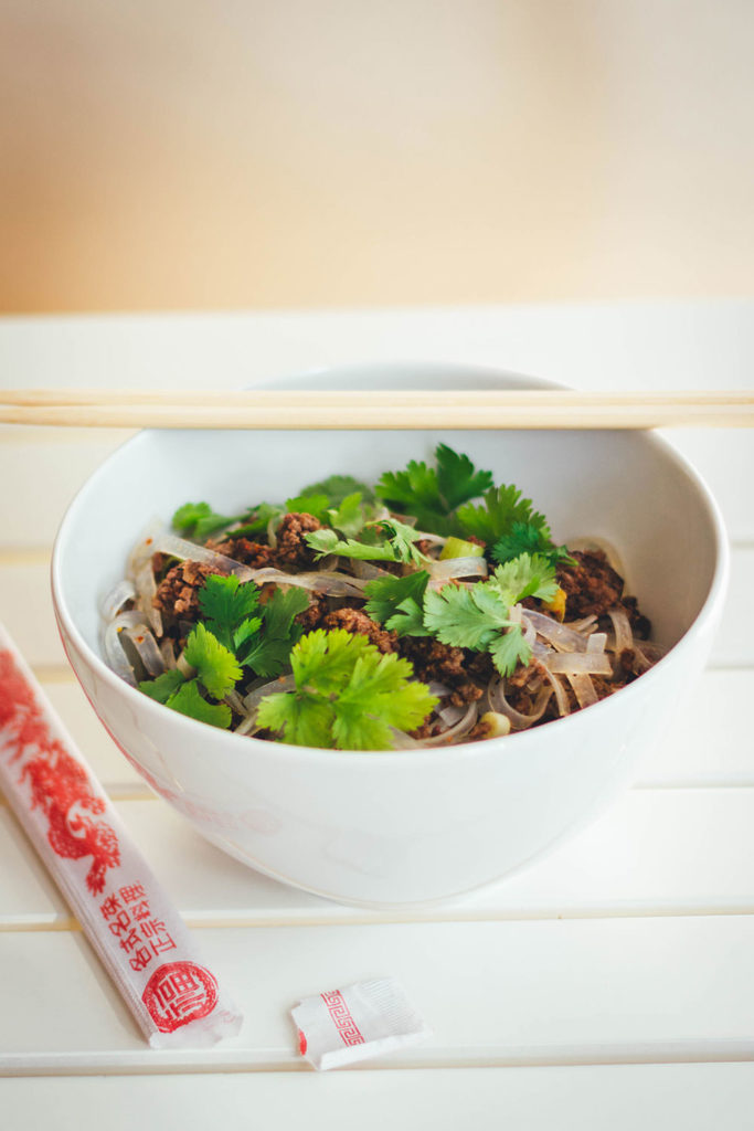 Unkompliziertes und super schnelles Rezept für einen leckeren Thai-Nudelsalat. Mit breiten Reisnudeln, knusprig gebratenem Bio-Rinderhack, einem Dressing aus Limettensaft, Sesamöl und Fischsauce, Koriander und Frühlingszwiebeln | moeyskitchen.com