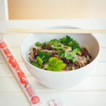 Unkompliziertes und super schnelles Rezept für einen leckeren Thai-Nudelsalat. Mit breiten Reisnudeln, knusprig gebratenem Bio-Rinderhack, einem Dressing aus Limettensaft, Sesamöl und Fischsauce, Koriander und Frühlingszwiebeln | moeyskitchen.com