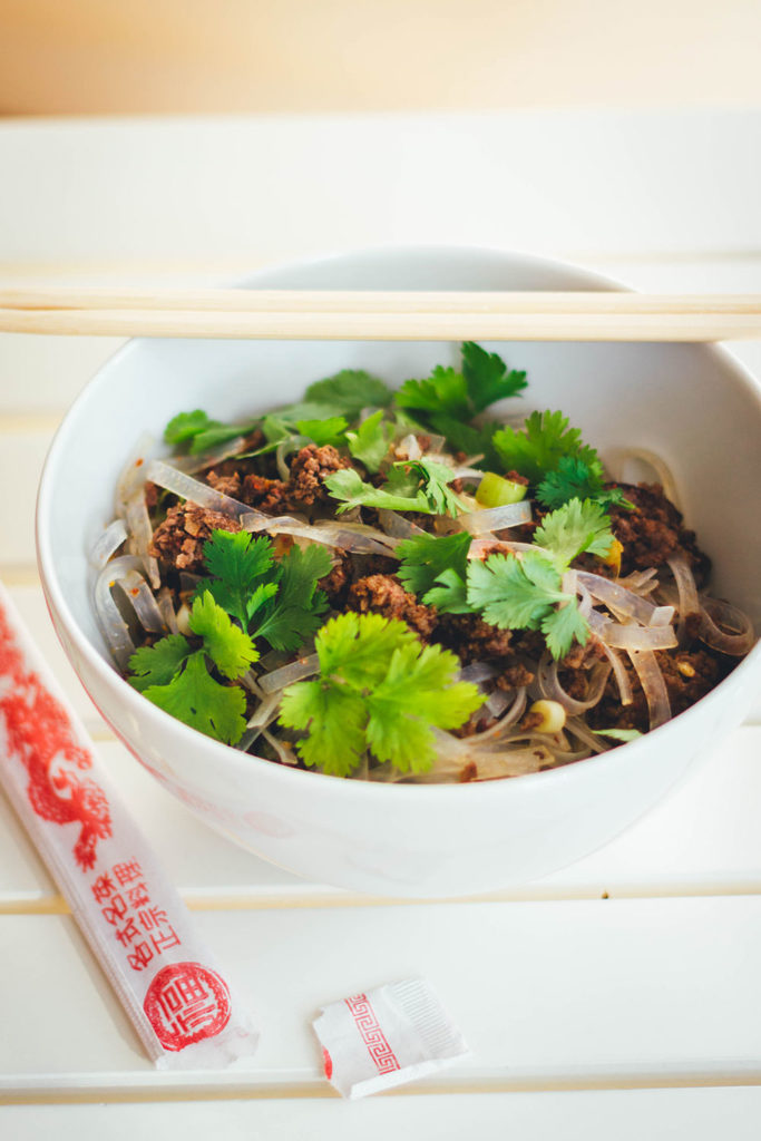 Unkompliziertes und super schnelles Rezept für einen leckeren Thai-Nudelsalat. Mit breiten Reisnudeln, knusprig gebratenem Bio-Rinderhack, einem Dressing aus Limettensaft, Sesamöl und Fischsauce, Koriander und Frühlingszwiebeln | moeyskitchen.com