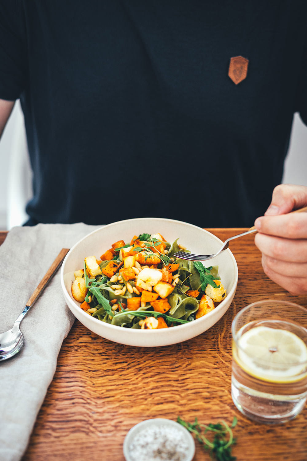 Rezept für die schnelle Feierabend-Küche: deftig-vegetarische Pasta in Form von Spinat Bandnudeln mit knusprig gerösteten Süßkartoffeln und Halloumi, serviert mit Rucola, Pinienkernen und einer blitzschnellen Frischkäse-Zitronen-Sauce | moeyskitchen.com