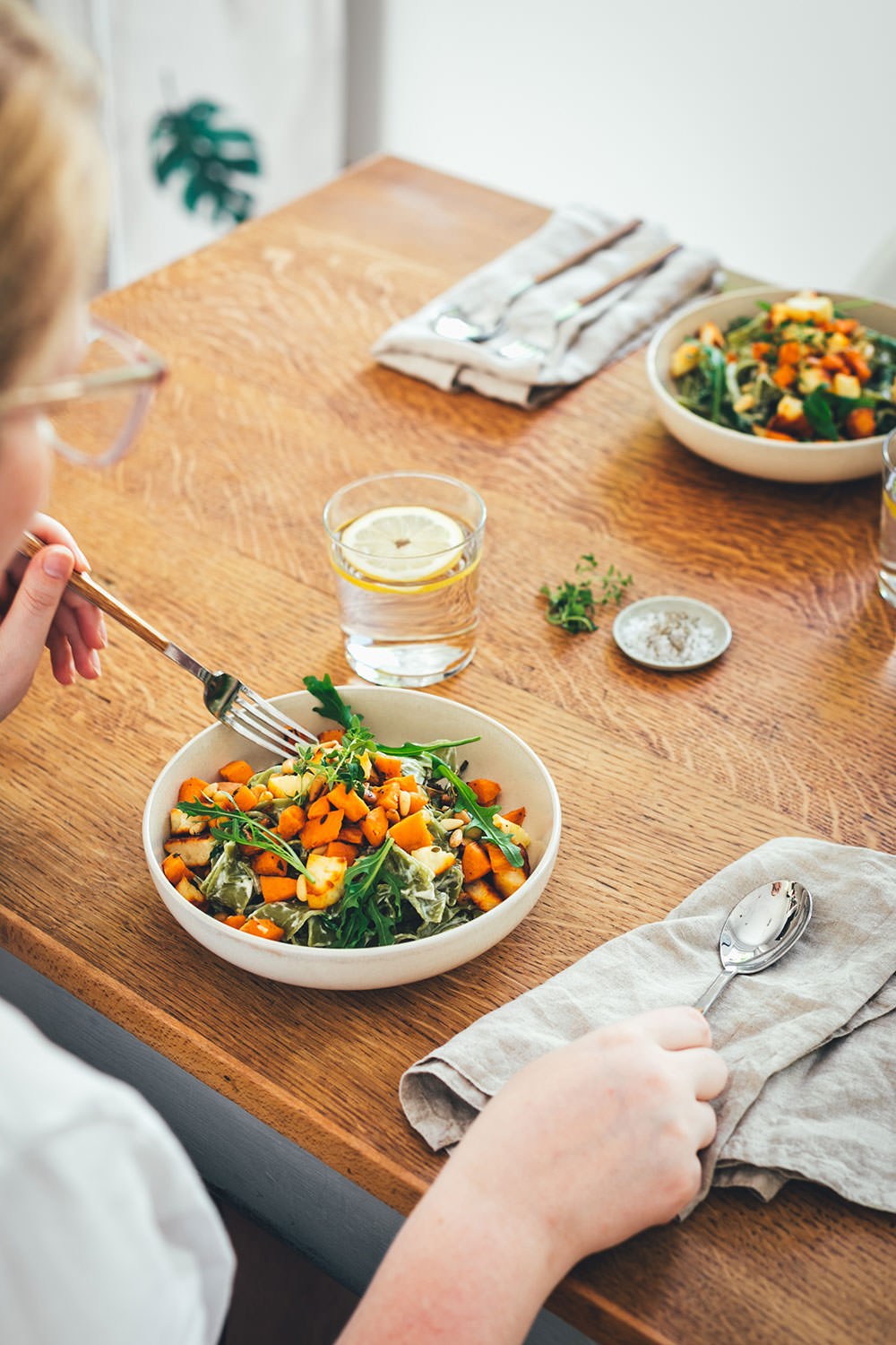 Rezept für die schnelle Feierabend-Küche: deftig-vegetarische Pasta in Form von Spinat Bandnudeln mit knusprig gerösteten Süßkartoffeln und Halloumi, serviert mit Rucola, Pinienkernen und einer blitzschnellen Frischkäse-Zitronen-Sauce | moeyskitchen.com