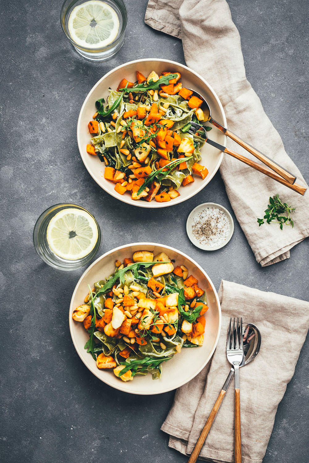 Rezept für die schnelle Feierabend-Küche: deftig-vegetarische Pasta in Form von Spinat Bandnudeln mit knusprig gerösteten Süßkartoffeln und Halloumi, serviert mit Rucola, Pinienkernen und einer blitzschnellen Frischkäse-Zitronen-Sauce | moeyskitchen.com