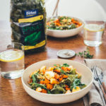 Rezept für die schnelle Feierabend-Küche: deftig-vegetarische Pasta in Form von Spinat Bandnudeln mit knusprig gerösteten Süßkartoffeln und Halloumi, serviert mit Rucola, Pinienkernen und einer blitzschnellen Frischkäse-Zitronen-Sauce | moeyskitchen.com
