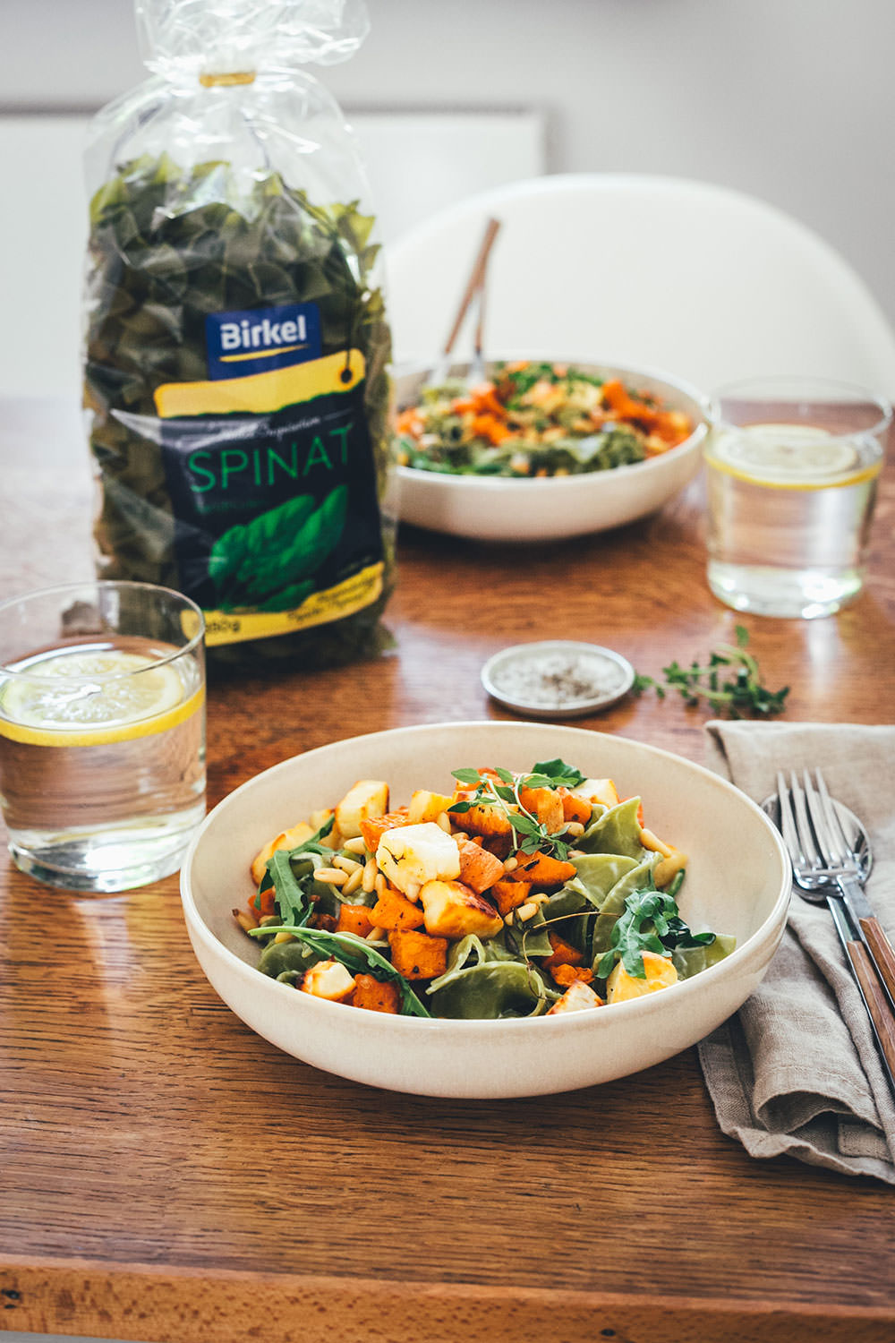 Rezept für die schnelle Feierabend-Küche: deftig-vegetarische Pasta in Form von Spinat Bandnudeln mit knusprig gerösteten Süßkartoffeln und Halloumi, serviert mit Rucola, Pinienkernen und einer blitzschnellen Frischkäse-Zitronen-Sauce | moeyskitchen.com