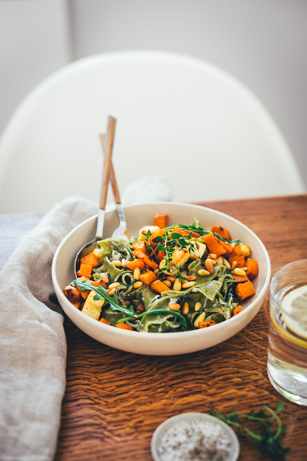 Rezept für die schnelle Feierabend-Küche: deftig-vegetarische Pasta in Form von Spinat Bandnudeln mit knusprig gerösteten Süßkartoffeln und Halloumi, serviert mit Rucola, Pinienkernen und einer blitzschnellen Frischkäse-Zitronen-Sauce | moeyskitchen.com