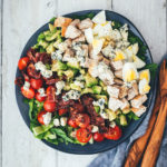 Rezept für kalifornischen Cobb Salad – typisch amerikanischer Salat mit Tomaten, Bacon, Ei, Hähnchenbrust, Avocado und Blauschimmelkäse. Ein sehr leckerer und sättigender Salat für Lunch und Abendessen | moeyskitchen.com