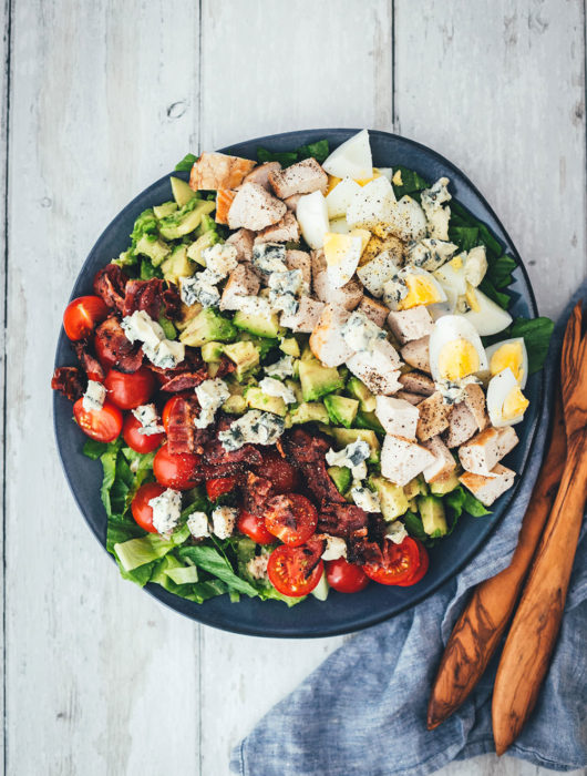 Rezept für kalifornischen Cobb Salad – typisch amerikanischer Salat mit Tomaten, Bacon, Ei, Hähnchenbrust, Avocado und Blauschimmelkäse. Ein sehr leckerer und sättigender Salat für Lunch und Abendessen | moeyskitchen.com