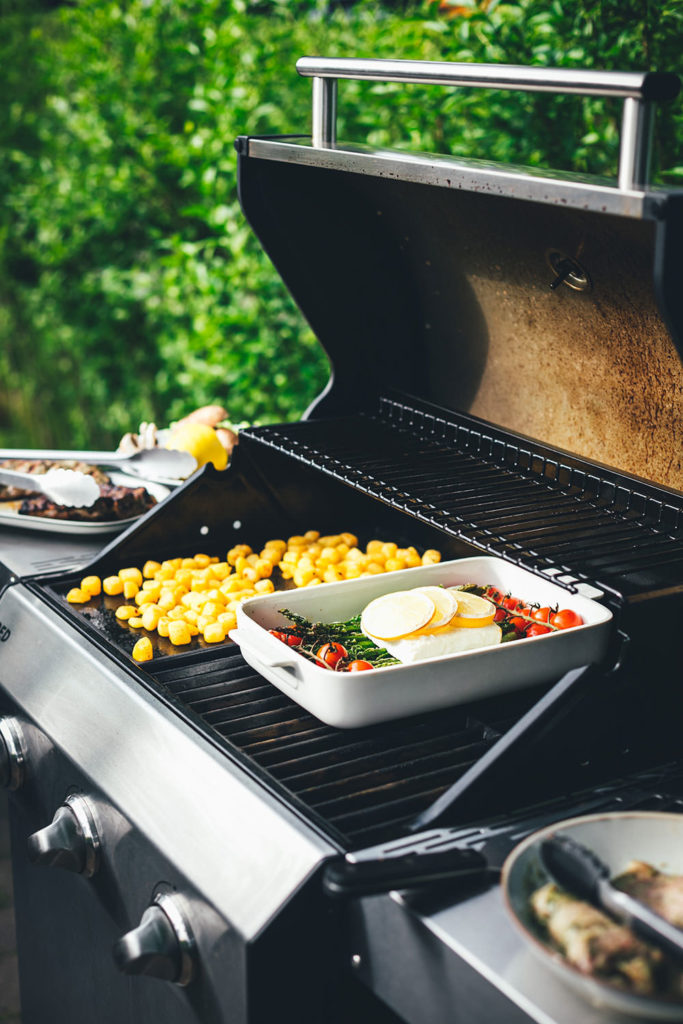 Rezept für leckeren Feta Spargel – statt Feta Pasta mit Spaghetti landen hier grüner Spargel, Tomaten und Feta in der Auflaufform. Vom Grill oder aus dem Ofen ist der Feta Spargel die perfekte Grillbeilage zum BBQ oder eine vegetarische Alternative zu gegrilltem Fleisch und Würstchen | moeyskitchen.com