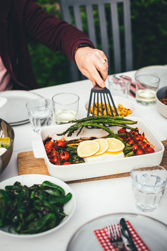Rezept für leckeren Feta Spargel – statt Feta Pasta mit Spaghetti landen hier grüner Spargel, Tomaten und Feta in der Auflaufform. Vom Grill oder aus dem Ofen ist der Feta Spargel die perfekte Grillbeilage zum BBQ oder eine vegetarische Alternative zu gegrilltem Fleisch und Würstchen | moeyskitchen.com
