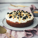 Der italienische Kuchenklassiker in neuem Gewand: Torta Caprese ist ein super saftiger Schokoladenkuchen, der ganz ohne Mehl auskommt. Stattdessen kommen hier zerkleinerte, geröstete Mandeln in den Teig. Und statt die Torta Caprese wie im Original nur mit Puderzucker zu bestreuen, serviere ich sie hier mit einer wunderbaren Mascarpone-Creme, leckeren Amarenakirschen und zusätzlich mit gerösteten Mandelblättchen. Der saftigste Schokokuchen überhaupt! | moeyskitchen.com