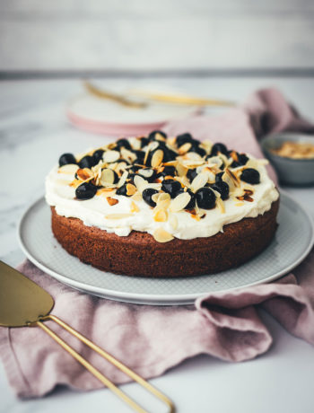 Der italienische Kuchenklassiker in neuem Gewand: Torta Caprese ist ein super saftiger Schokoladenkuchen, der ganz ohne Mehl auskommt. Stattdessen kommen hier zerkleinerte, geröstete Mandeln in den Teig. Und statt die Torta Caprese wie im Original nur mit Puderzucker zu bestreuen, serviere ich sie hier mit einer wunderbaren Mascarpone-Creme, leckeren Amarenakirschen und zusätzlich mit gerösteten Mandelblättchen. Der saftigste Schokokuchen überhaupt! | moeyskitchen.com