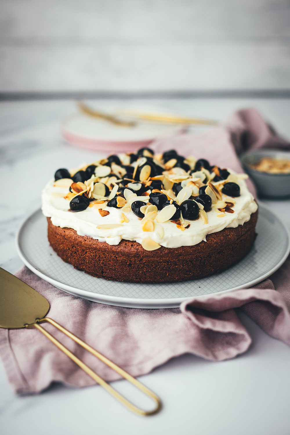 Torta Caprese mit Mascarpone-Creme und Amarenakirschen - moey&amp;#39;s kitchen ...