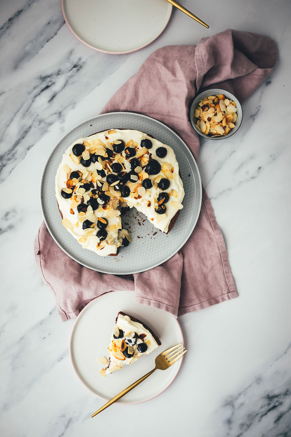 Der italienische Kuchenklassiker in neuem Gewand: Torta Caprese ist ein super saftiger Schokoladenkuchen, der ganz ohne Mehl auskommt. Stattdessen kommen hier zerkleinerte, geröstete Mandeln in den Teig. Und statt die Torta Caprese wie im Original nur mit Puderzucker zu bestreuen, serviere ich sie hier mit einer wunderbaren Mascarpone-Creme, leckeren Amarenakirschen und zusätzlich mit gerösteten Mandelblättchen. Der saftigste Schokokuchen überhaupt! | moeyskitchen.com