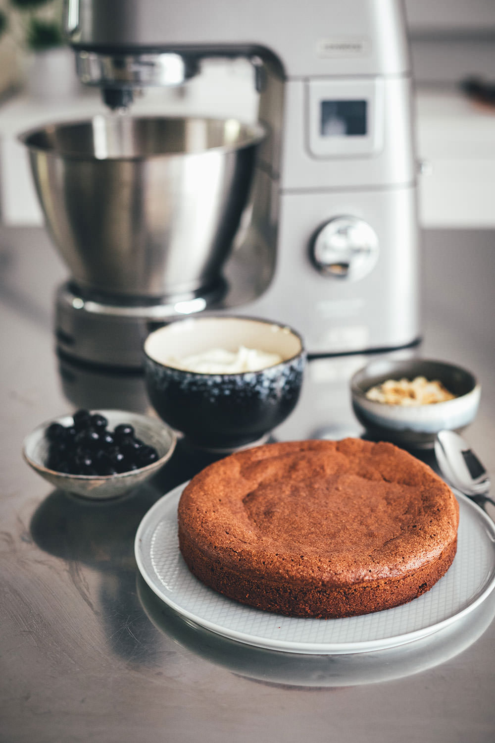 Der italienische Kuchenklassiker in neuem Gewand: Torta Caprese ist ein super saftiger Schokoladenkuchen, der ganz ohne Mehl auskommt. Stattdessen kommen hier zerkleinerte, geröstete Mandeln in den Teig. Und statt die Torta Caprese wie im Original nur mit Puderzucker zu bestreuen, serviere ich sie hier mit einer wunderbaren Mascarpone-Creme, leckeren Amarenakirschen und zusätzlich mit gerösteten Mandelblättchen. Der saftigste Schokokuchen überhaupt! | moeyskitchen.com