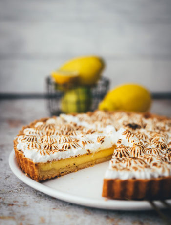 Rezept für Tarte au citron mit knusprigem Mürbeteigboden, cremiger Zitronen-Füllung und fluffigem Baiser. Unkomplizierte Zitronentarte mit unkomplizierten Arbeitsschritten und einem köstlichen Ergebnis | moeyskitchen.com