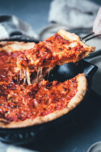 Rezept für Chicago Style Deep Dish Pizza | amerikanische Pizza mit extra-krossem Boden und saftiger Tomaten-Mozzarella-Füllung | moeyskitchen.com