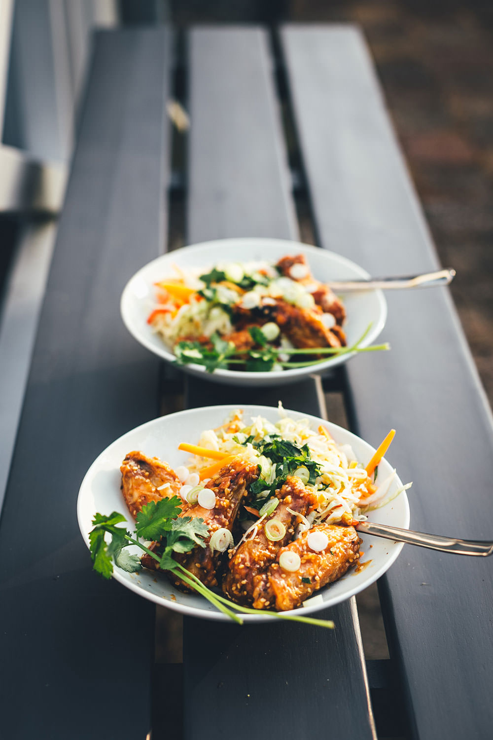 Rezept für die besten Chicken Wings aus dem Airfryer – die Hähnchenflügel werden in der Heißluftfritteuse super zart und saftig. Hier serviere ich sie mit einem einfachen, asiatisch gewürzten Krautsalat als Coleslaw mit Spitzkohl und Möhren | moeyskitchen.com