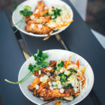 Rezept für die besten Chicken Wings aus dem Airfryer – die Hähnchenflügel werden in der Heißluftfritteuse super zart und saftig. Hier serviere ich sie mit einem einfachen, asiatisch gewürzten Krautsalat als Coleslaw mit Spitzkohl und Möhren | moeyskitchen.com