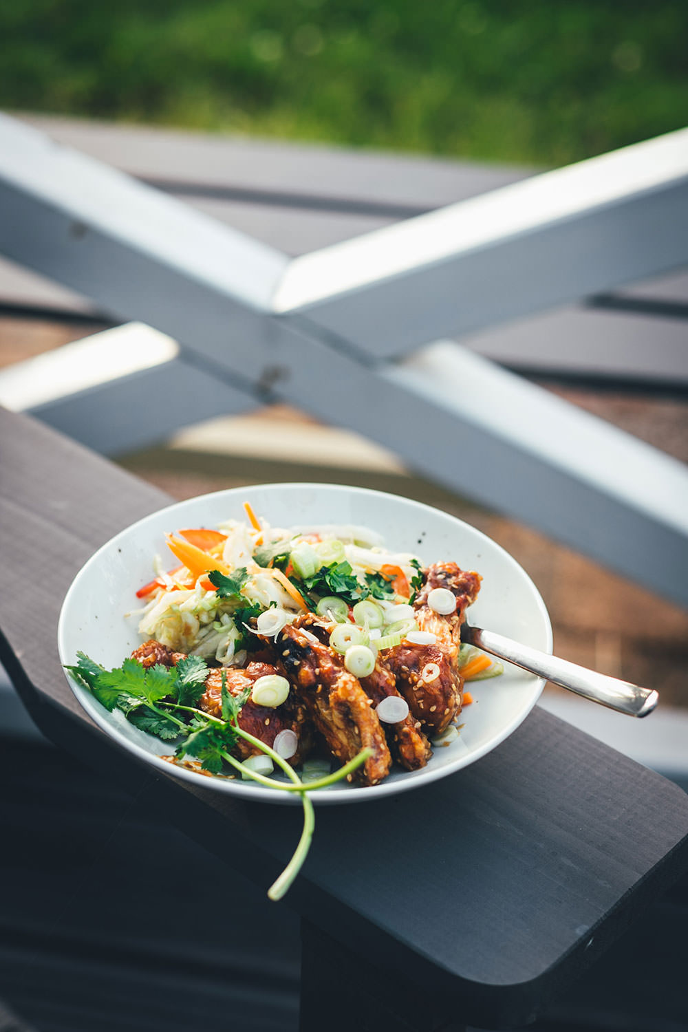 Rezept für die besten Chicken Wings aus dem Airfryer – die Hähnchenflügel werden in der Heißluftfritteuse super zart und saftig. Hier serviere ich sie mit einem einfachen, asiatisch gewürzten Krautsalat als Coleslaw mit Spitzkohl und Möhren | moeyskitchen.com